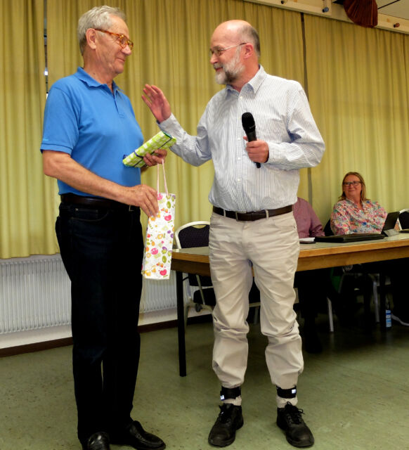 Dr. Walter Sydow, Fraktionsvorsitzender der GRÜNEN, dankt Götz Bayer für seine langjährige Tätigkeit im Gemeindevorstand.