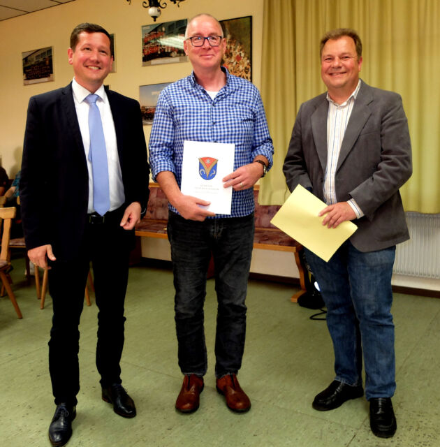 Dieter Lohstroh-Kussowski wurde als neuer ehrenamtlicher Beigeordneter für die GRÜNEN vereidigt,
neben ihm Bürgermeister Alexander Kreissel (li.) und der stellvertr. Vorsitzende der Gemeindevertretung Ralf Konrad.